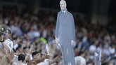 Suporter Real Madrid menyambut kembalinya Zinedine Zidane dengan penuh sukacita usai mengalahkan Celta Vigo di Bernabeu. (AP Photo/Paul White)