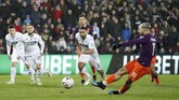 Gol penentu kemenangan Man City terbilang kontroversial karena Sergio Aguero berada dalam posisi offside jika melihat tayangan ulang. (Reuters/John Sibley)