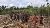 Saat ini, Basarnas masih melakukan evakuasi. Tampak petugas tengah membawa jenazah para korban. (BASARNAS via AP)