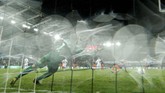 Gol kontroversial dari Sergio Aguero mengantar Man City lolos ke semifinal Piala FA 2018/2019. (Reuters/John Sibley)