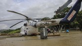 Banjir ikut menyeret helikopter dan pesawat Twin Otter di Lapangan Terbang Adventis Doyo Sentani, yang diparkir di bandara jenis. (ANTARA FOTO/Gusti Tanati/wpa/ama)