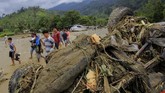 Banjir bandang Sentani terjadi akibat hujan deras yang mengguyur Kabupaten Jayapura dan sekitarnya sejak Sabtu (16/3) sore hingga malam hari. (ANTARA FOTO/Gusti Tanati/wpa/ama)