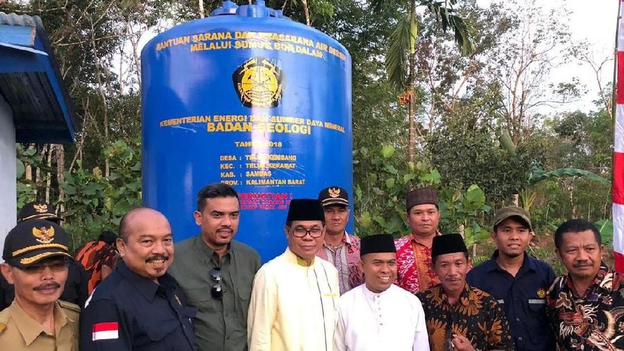 Sebagai upaya, warga umumnya menggantungkan asa pada bak tadah hujan.