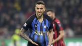 Laga baru berjalan tiga menit Inter Milan sudah unggul melalui Matias Vecino yang merayakan gol dengan memasukkan bola ke dalam kostum. (REUTERS/Daniele Mascolo)