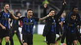 Para pemain Inter Milan merayakan kemenangan atas AC Milan. Kemenangan membuat Inter berhasil menggeser Milan dari posisi tiga klasemen Liga Italia. (Miguel MEDINA / AFP)