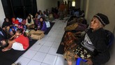 Sejumlah korban banjir mengungsi di Stadion Cangkring, Wates, Kulon Progo, DI Yogyakarta, Senin (18/3). Sebanyak 442 jiwa mengungsi di Stadion Cangkring akibat bencana banjir yang terjadi karena jebolnya tanggul Sungai Serang yang berada di Desa Bendungan, Panjatan, Kulon Progo pada Minggu (17/3) malam. (ANTARA FOTO/Andreas Fitri Atmoko)