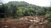 Tim SAR gabungan melakukan pencarian korban tanah longsor di Dusun Kedungbuweng, Wukirsari, Imogiri, Bantul, DI Yogyakarta, 18 Maret 2019. Tanah longsor yang terjadi akibat hujan deras sejak Sabtu (16/3) menyebabkan sejumlah rumah hancur dan tiga warga tewas tertimbun di sana. (ANTARA FOTO/Hendra Nurdiyansyah)