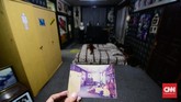 Barang-barang dalam ruangan replika tersebut juga merupakan asli milik Nike Ardilla. (CNN Indonesia/M Andika Putra)