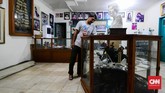 Sepanjang hidupnya, Nike Ardilla telah menelurkan 12 album, yang terdiri dari 1 album kompilasi, 1 album tunda rilis, 1 album anumerta, dan 9 album solo. (CNN Indonesia/M Andika Putra)
