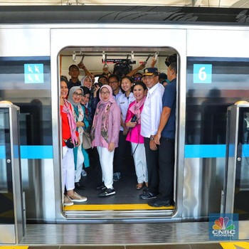 Intip Gaya Kasual Ibu Negara Iriana Jokowi Jajal MRT Jakarta