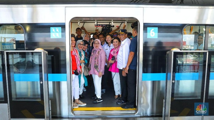 Intip Gaya Kasual Ibu Negara Iriana Jokowi Jajal MRT Jakarta