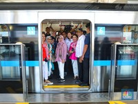 Intip Gaya Kasual Ibu Negara Iriana Jokowi Jajal MRT Jakarta