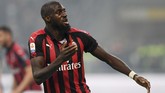 Tiemoue Bakayoko merayakan gol ke gawang Inter Milan. Ini adalah gol pertama Bakayoko untuk AC Milan musim ini. (REUTERS/Daniele Mascolo)