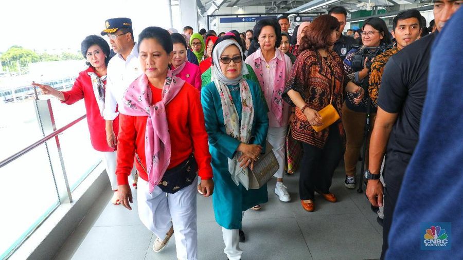 Iriana Jokowi dan Mufidah Jusuf Kalla didampingi Menteri Perhubungan Budi Karya Sumadi mencoba moda raya terpadu (MRT) Jakarta.