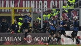 Penyerang Inter Milan Lautaro Martinez (kiri) merayakan gol ke gawang AC Milan yang membawa tim tamu unggul 3-1. (Miguel MEDINA / AFP)