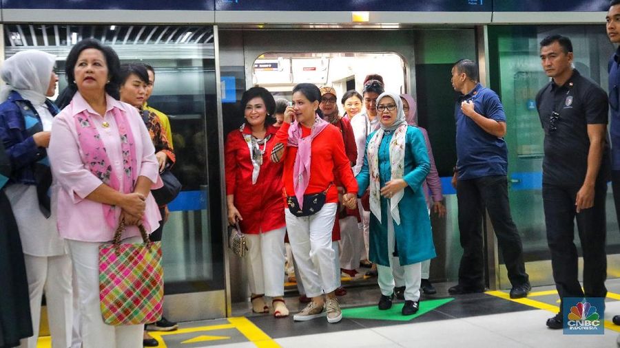 Ibu Negara Iriana Joko Widodo (Jokowi) pada hari ini, Senin (18/3/2019) menjajal Moda Raya Terpadu (MRT) Jakarta