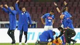 Para pemain dan ofisial Napoli panik ketika kiper asal Kolombia David Ospina kolaps dan kehilangan kesadaran di sela pertandingan melawan Udinese. Sebelumnya, Ospina sempat bertabrakan dengan pemain Udinese Ignacio Pussetto. (Carlo Hermann/AFP)
