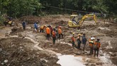 Tim SAR gabungan melakukan pencarian korban tanah longsor di Dusun Kedungbuweng, Wukirsari, Imogiri, Bantul, DI Yogyakarta, Senin (18/3). (ANTARA FOTO/Hendra Nurdiyansyah)