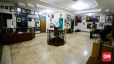 Keluarga membangun museum kurang lebih seluas 12 x 10 meter di lantai dua. Museum bisa diakses menggunakan tangga dekat teras tanpa perlu masuk ke dalam rumah utama. (CNN Indonesia/M Andika Putra)