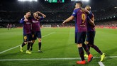 Gol tendangan chip Lionel Messi membuat sejumlah rekan setimnya berdecak kagum. (REUTERS/Marcelo del Pozo)