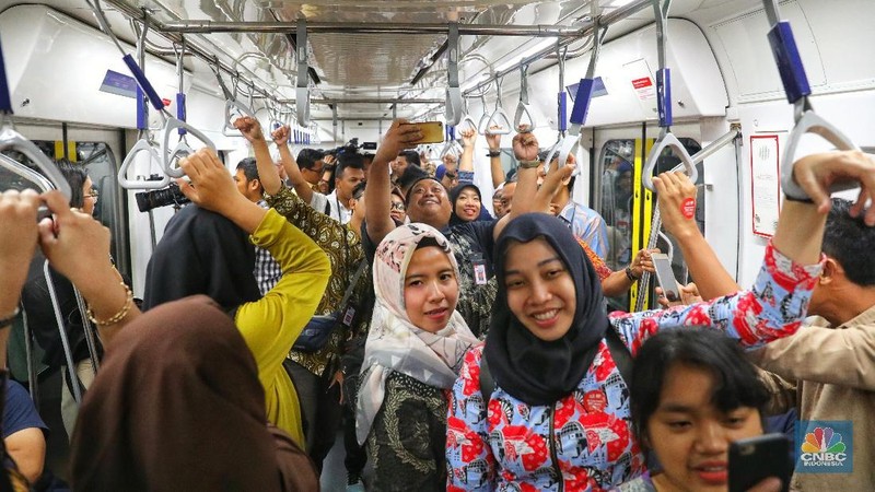 Iriana Jokowi dan Mufidah Jusuf Kalla didampingi Menteri Perhubungan Budi Karya Sumadi mencoba moda raya terpadu (MRT) Jakarta.