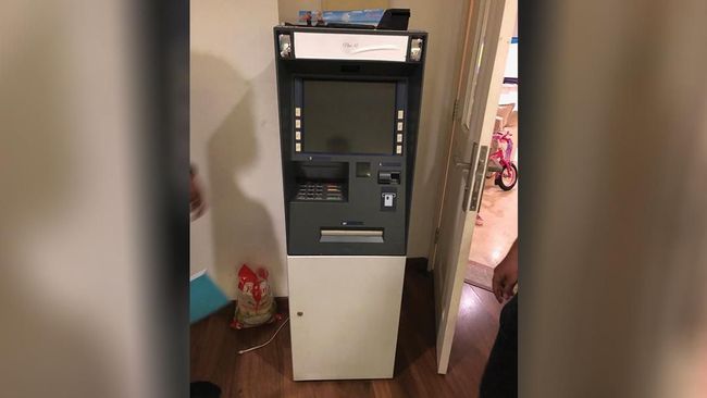 Polisi Temukan Mesin ATM di Apartemen Tersangka Skimming BCA Polisi Temukan Mesin ATM di Apartemen Tersangka Skimming BCA