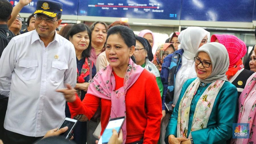 Iriana Jokowi dan Mufidah Jusuf Kalla didampingi Menteri Perhubungan Budi Karya Sumadi mencoba moda raya terpadu (MRT) Jakarta.