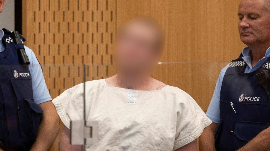 Saat difoto, Brenton Tarrant sempat menunjukkan simbol dari jemarinya dengan berbentuk huruf 