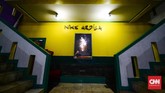 Rumah tersebut merupakan kediaman yang sempat dihuni oleh Nike Ardilla. Kini, pihak keluarga membangun sebuah museum di lantai dua rumah tersebut. (CNN Indonesia/M Andika Putra)