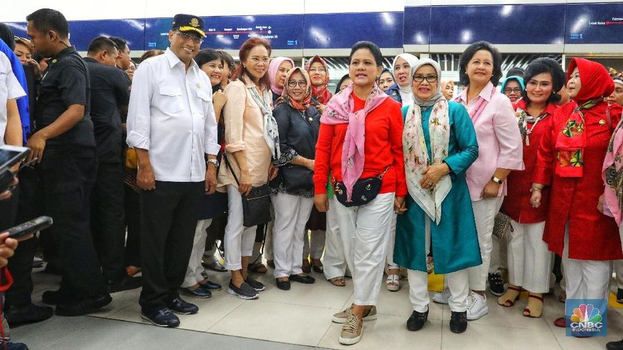 Iriana Jokowi dan Mufidah Jusuf Kalla didampingi Menteri Perhubungan Budi Karya Sumadi mencoba moda raya terpadu (MRT) Jakarta.