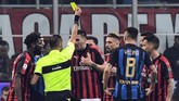 Inter Milan mendapat tendangan penalti pada menit ke-66 setelah bek AC Milan Alessio Romagnoli melakukan pelanggaran. (Miguel MEDINA / AFP)