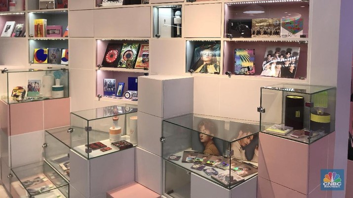 Fans K-Pop melihat-lihat ruang utama, dengan berbagai foto, album, poster, dan merchandise artis K-Pop di Kantor representatif dari Indonesia/SM Entertainment. (CNBC Indonesia/Linda Sari)