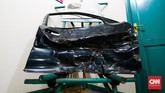 Museum tersebut juga menyimpan sepotong kenangan pahit kala Nike Ardilla meninggal dunia pada 19 Maret 1995, yaitu pintu kanan mobil Honda Civic Genio berplat D 27 AK yang ringsek. (CNN Indonesia/M Andika Putra)