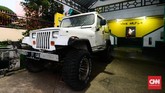Mobil Jeep CJ7 berwarna putih dengan plat nomor D 11 LA terparkir di teras rumah yang beralamat Jalan Aria Timur 1 Nomor 5, Cipamokolan, Rancasari, Bandung. Mobil tersebut merupakan milik Nike Ardilla. (CNN Indonesia/M Andika Putra)
