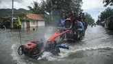 Warga melintasi genangan banjir di jalan Parangtritis, Donotirto, Kretek, Bantul, DI Yogyakarta, 18 Maret 2019. Banjir setinggi 30 - 60 cm yang menggenangi sejumlah titik jalan Parangtritis di Bantul tersebut disebabkan curah hujan yang tinggi sehingga menutup jalur wisata kawasan Parangtritis. (ANTARA FOTO/Hendra Nurdiyansyah)