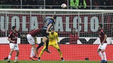 Inter Milan kemudian menggandakan keunggulan melalui sundulan Stefan de Vrij pada menit ke-51. (Miguel MEDINA / AFP)
