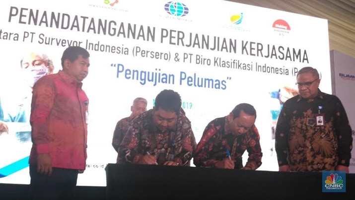 Penandatanganan Perjanjian Kerjasama PT Surveyor Indonesia (Persero) & PT Biro Klasifikasi Indonesia. (CNBC Indonesia/Muhammad Choirul) Penandatanganan Perjanjian Kerjasama PT Surveyor Indonesia (Persero) & PT Biro Klasifikasi Indonesia. (CNBC Indonesia/Muhammad Choirul)