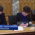 Jacinda Ardern Tanda Tangani Buku Belasungkawa
