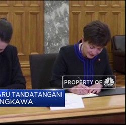 Jacinda Ardern Tanda Tangani Buku Belasungkawa