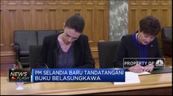 Jacinda Ardern Tanda Tangani Buku Belasungkawa