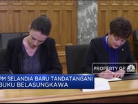 Jacinda Ardern Tanda Tangani Buku Belasungkawa