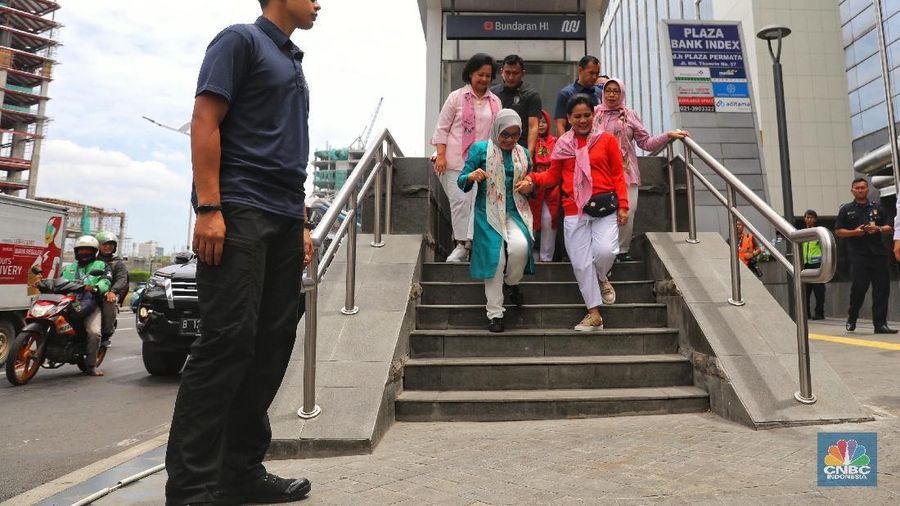 Iriana Jokowi dan Mufidah Jusuf Kalla didampingi Menteri Perhubungan Budi Karya Sumadi mencoba moda raya terpadu (MRT) Jakarta.