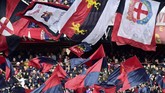 Suporter Genoa di Stadion Luigi Ferraris. Sejumlah suporter Genoa sempat melakukan protes di kantor manajemen klub karena Cristiano Ronaldo tidak bermain memperkuat Juventus. Mereka meminta uang mereka dikembalikan. (REUTERS/Massimo Pinca)