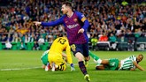 Di pengujung babak pertama, Lionel Messi menggandakan keunggulan lewat penyelesaian akhir yang sangat baik. (REUTERS/Marcelo del Pozo)
