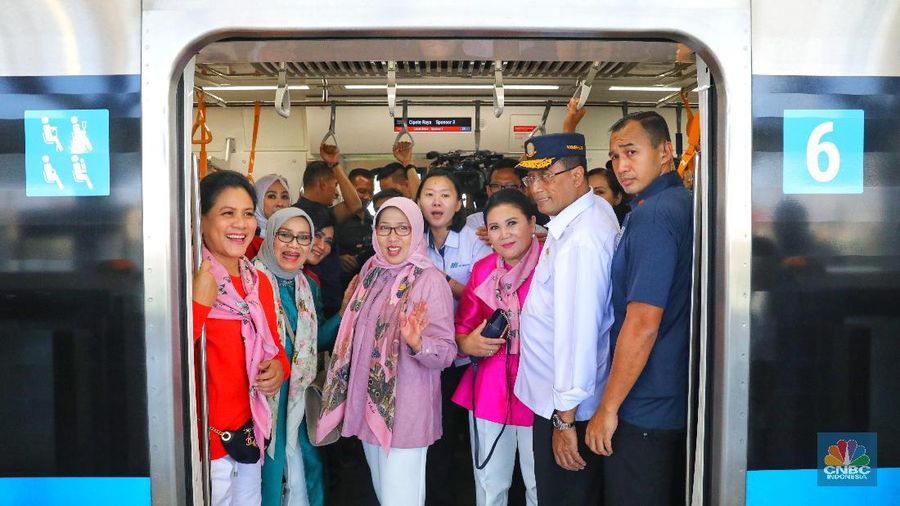Sepanjang perjalanan, Iriana sempat menyinggung gerbong khusus perempuan.