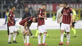 Para pemain AC Milan tertunduk lesu setelah dikalahkan Inter Milan 2-3. Ini adalah kekalahan pertama Milan setelah sempat tidak kalah dalam sepuluh pertandingan. (REUTERS/Daniele Mascolo)