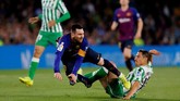 Lionel Messi mendapat pengawalan ketat dari pemain-pemain Real Betis sejak awal laga.(REUTERS/Marcelo del Pozo)