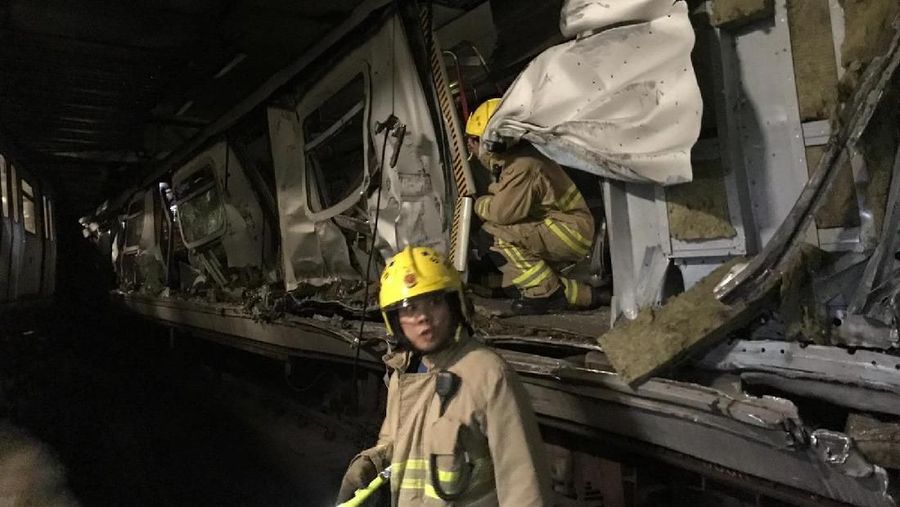 Kereta Mass Transit Railway (MTR) bertabrakan di dekat Central Station saat uji coba sistem sinyal di Hong Kong, Senin (18/3/2019).