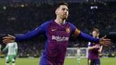 Lionel Messi merayakan gol ke gawang Real Betis. Messi menciptakan hattrick dan menyamai rekor 34 hattrick Cristiano Ronaldo di Liga Spanyol. (REUTERS/Marcelo del Pozo)