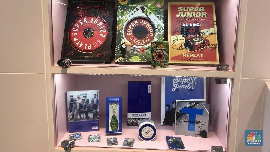 Fans K-Pop melihat-lihat ruang utama, dengan berbagai foto, album, poster, dan merchandise artis K-Pop di Kantor representatif dari Indonesia/SM Entertainment. (CNBC Indonesia/Linda Sari)